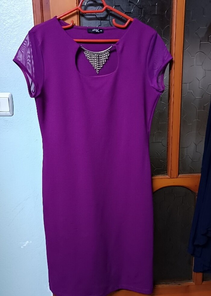 Rengiyle muhteşem duran bir elbise - Görsel 2