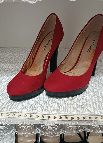 Kırmızı ayakkabi - Görsel 2