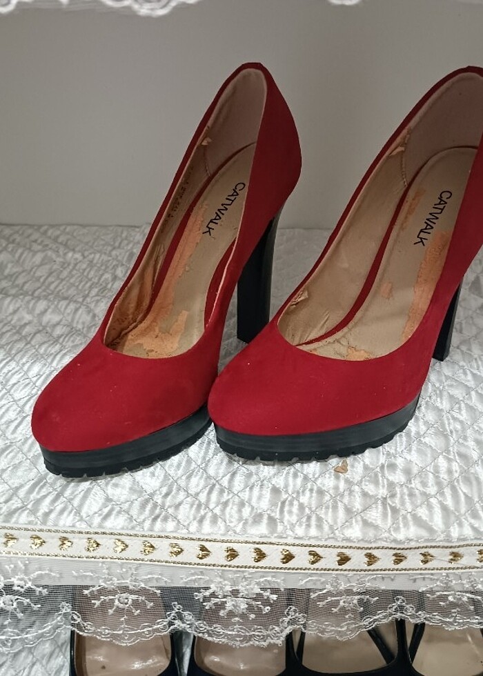 Kırmızı ayakkabi - Görsel 2