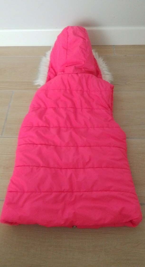 Kız Çocuk Pembe Kürklü Kapüşonlu Yelek - Görsel 3