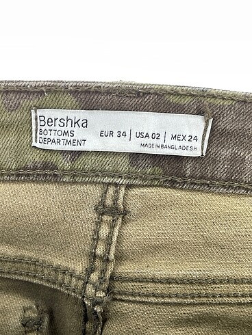 34 Beden yeşil Renk Bershka Mini Şort %70 İndirimli.