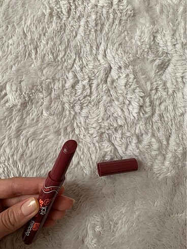  Beden Baulis berry shine ruj