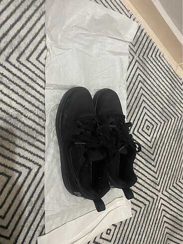 37 Beden siyah Renk Nike.
