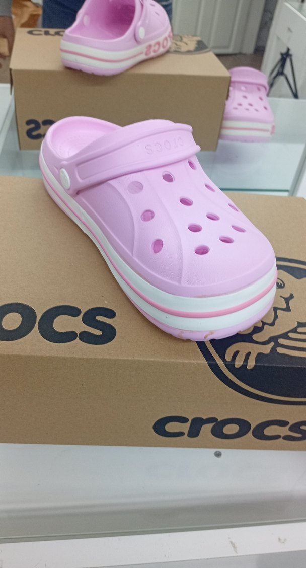 Pembe Crocs kesim hatası olabilir yanbant yapışkanhatalı - Görsel 3