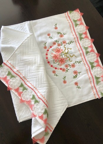 Nakışlı Beyaz Havlu Renkli Detaylarla - Görsel 4