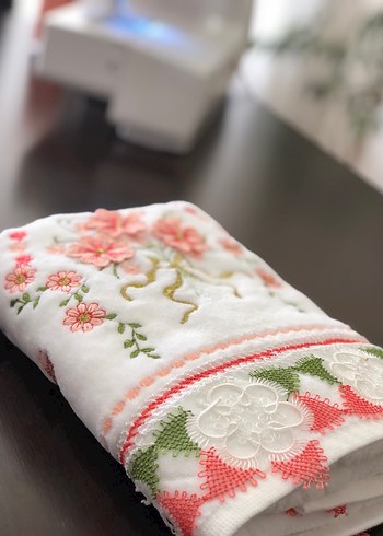 Nakışlı Beyaz Havlu Renkli Detaylarla - Görsel 2