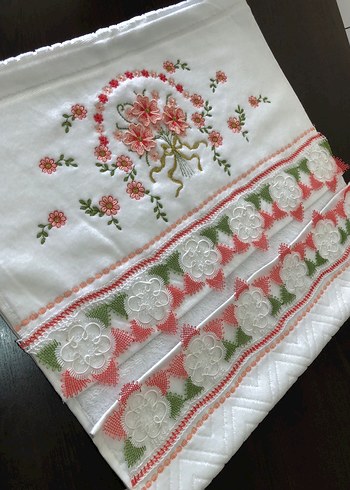 Nakışlı Beyaz Havlu Renkli Detaylarla - Görsel 3