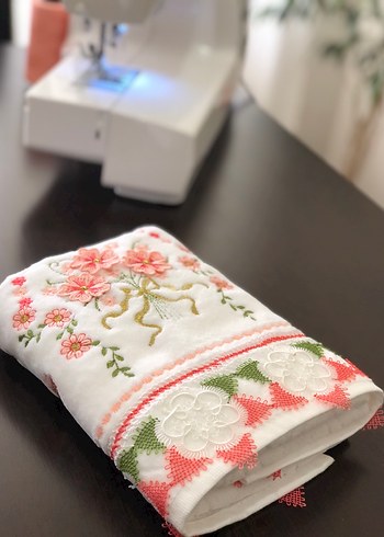 Nakışlı Beyaz Havlu Renkli Detaylarla - Görsel 6