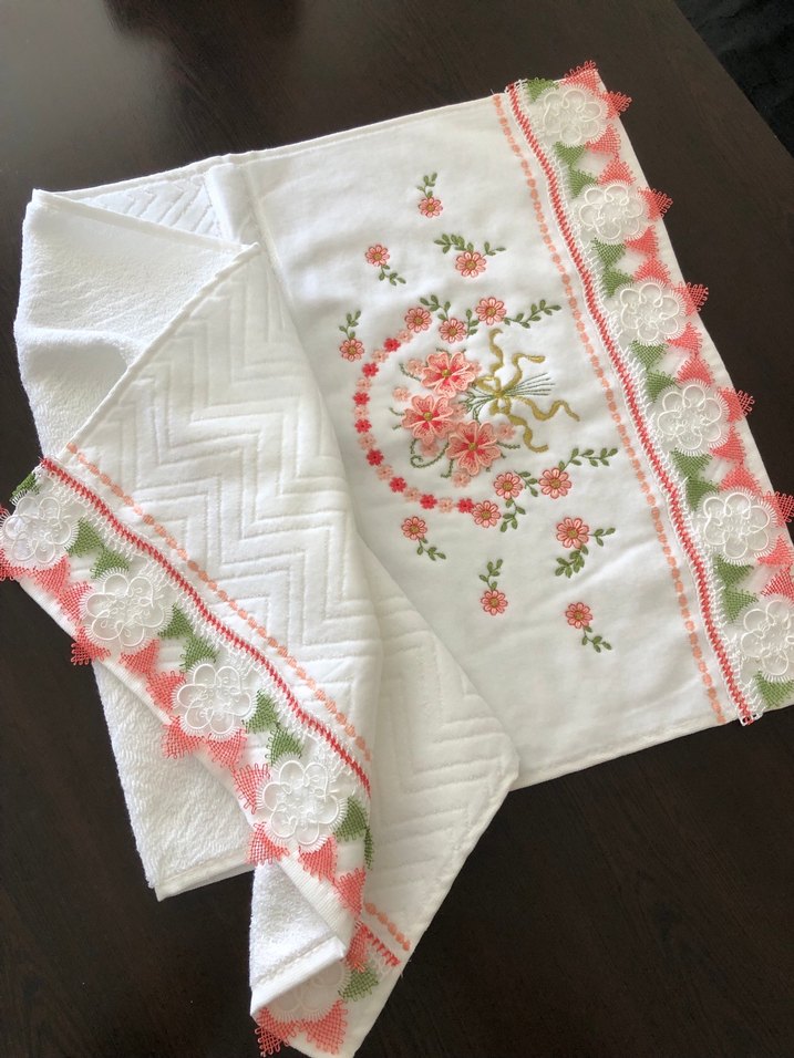 Nakışlı Beyaz Havlu Renkli Detaylarla - Görsel 4