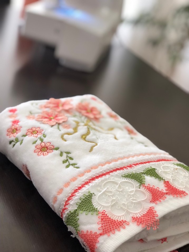 Nakışlı Beyaz Havlu Renkli Detaylarla - Görsel 2