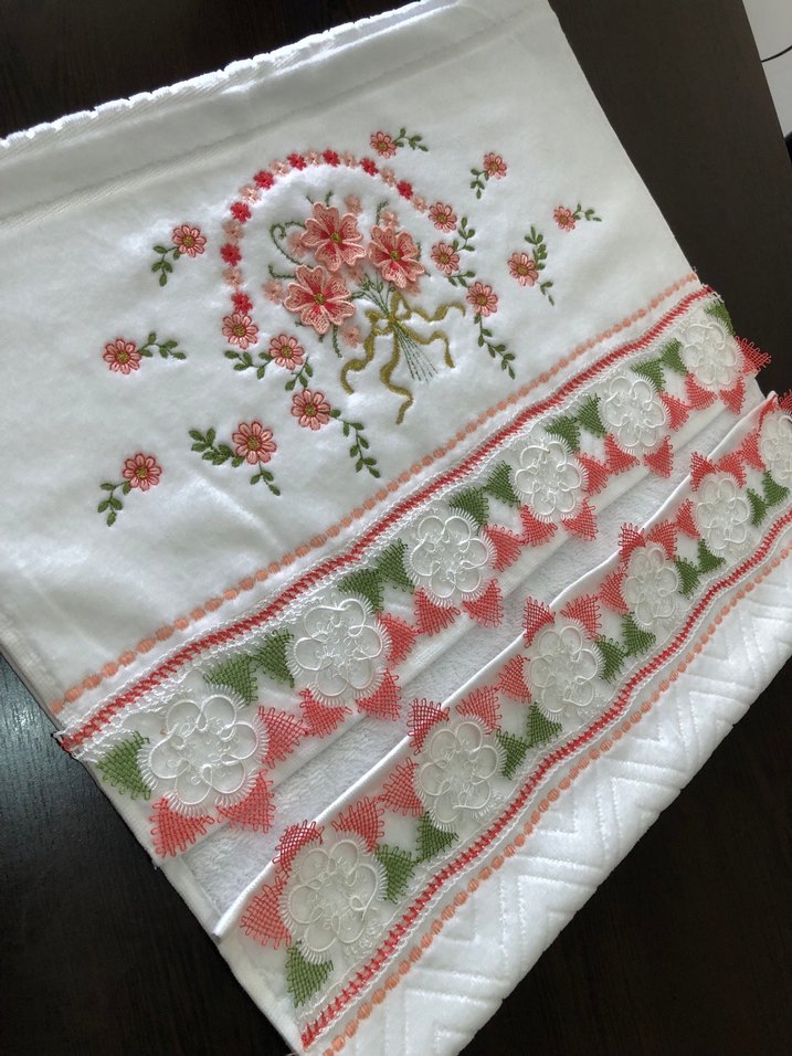Nakışlı Beyaz Havlu Renkli Detaylarla - Görsel 3