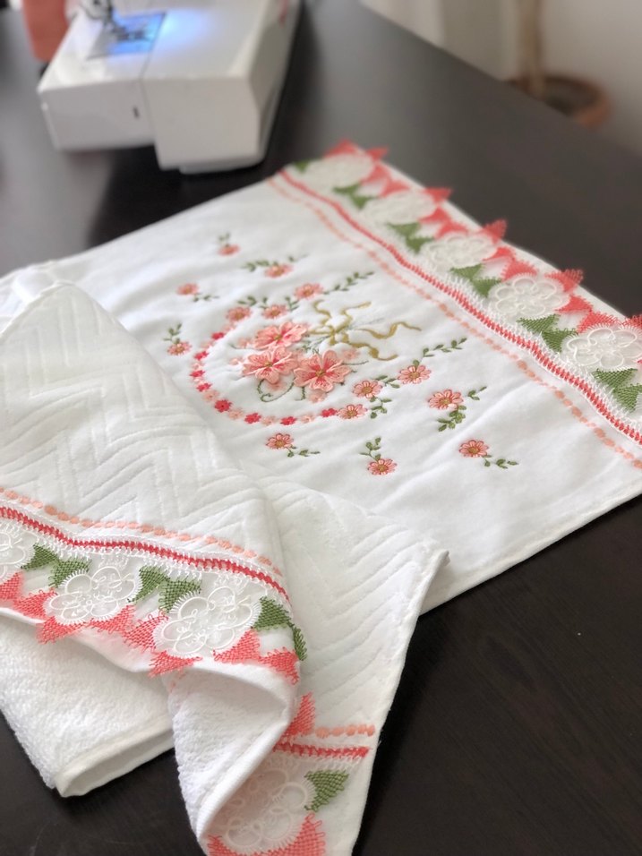 Nakışlı Beyaz Havlu Renkli Detaylarla - Görsel 5