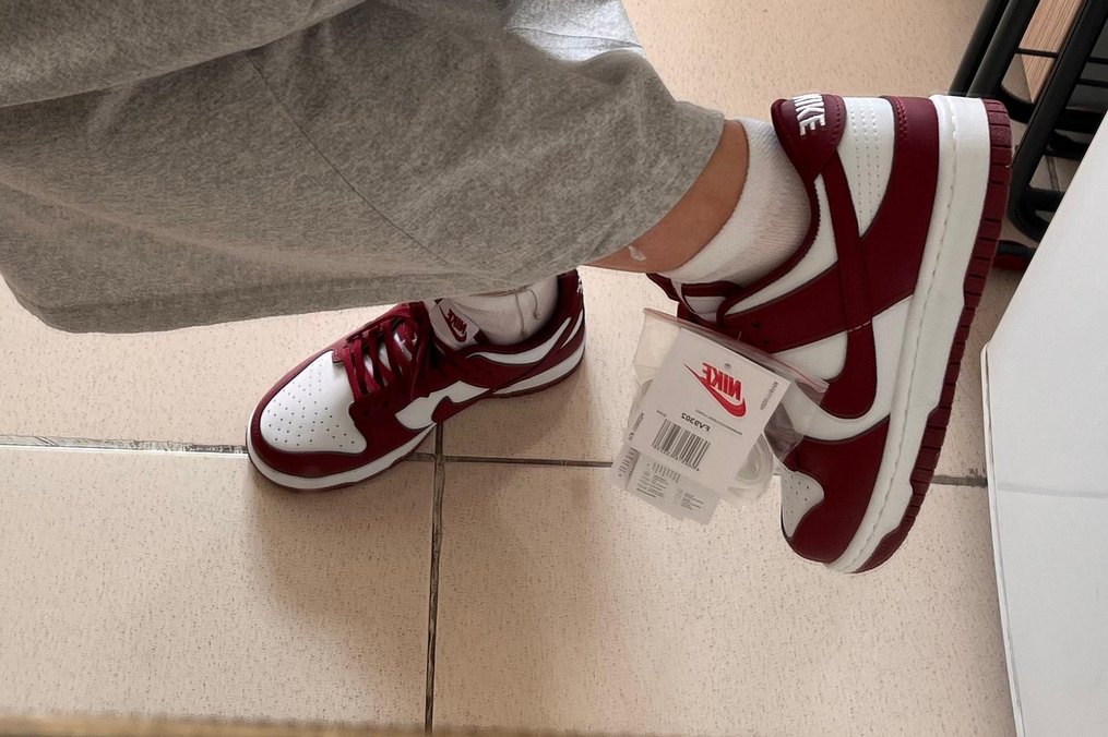 Bordo Beyaz Kadın NİKE Spor Ayakkabı - Görsel 4