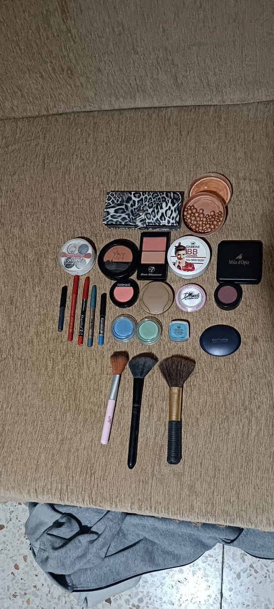Bej Tonlarında Makyaj Ürünleri Seti - Görsel 3