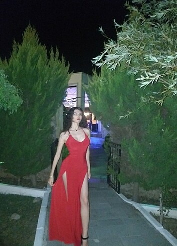 Kırmızı yırtmaçlı elbise 