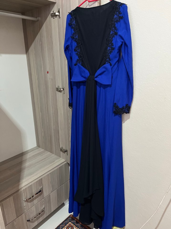 Uzun Kollu Mavi Nakışlı V Yaka Abiye Elbise - Görsel 3