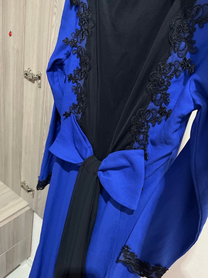 Uzun Kollu Mavi Nakışlı V Yaka Abiye Elbise - Görsel 4