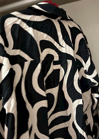 Zebra Desenli Zincir Detaylı Kadın Gömlek - Görsel 2