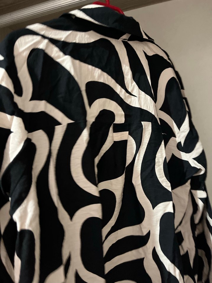 Zebra Desenli Zincir Detaylı Kadın Gömlek - Görsel 2