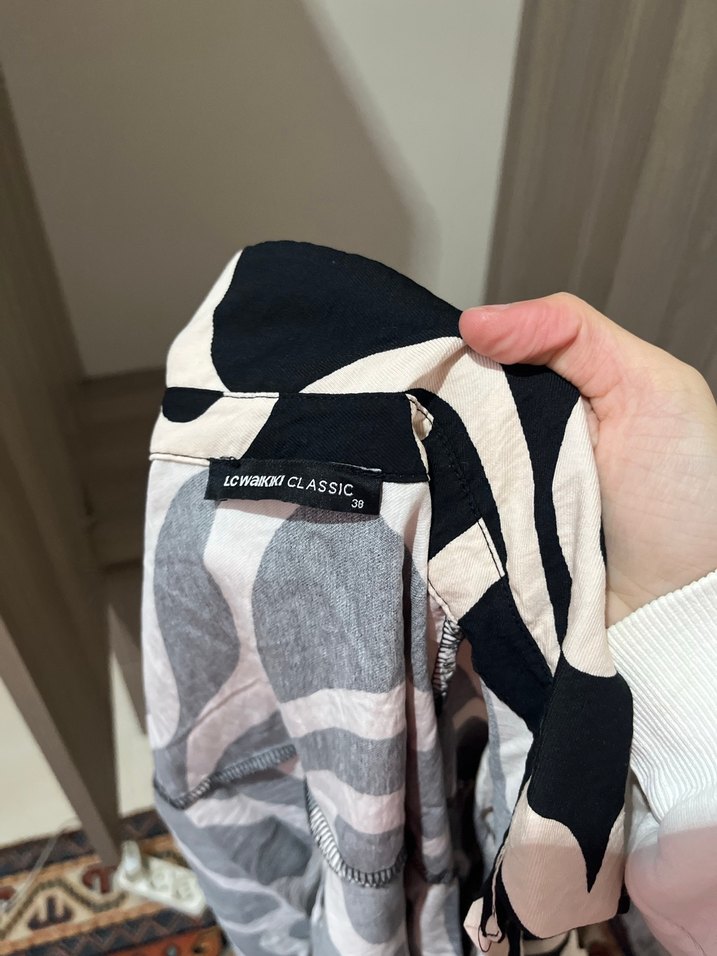 Zebra Desenli Zincir Detaylı Kadın Gömlek - Görsel 3