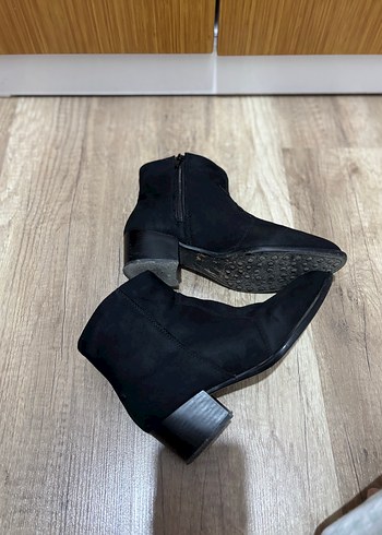 Siyah Süet Tokalı Kadın Bot - Görsel 3