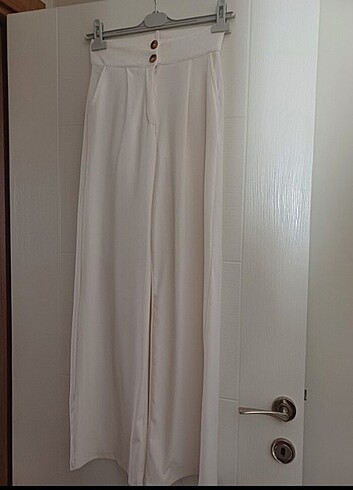Beyaz dökümlü kumaş pantolon 