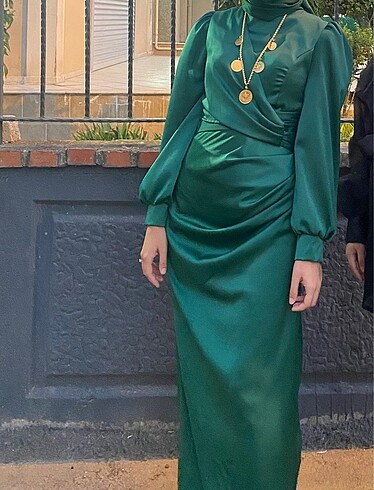 Yeşil saten elbise