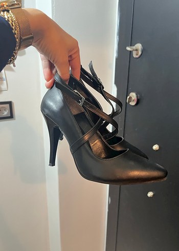Siyah Deri Kemerli Stiletto