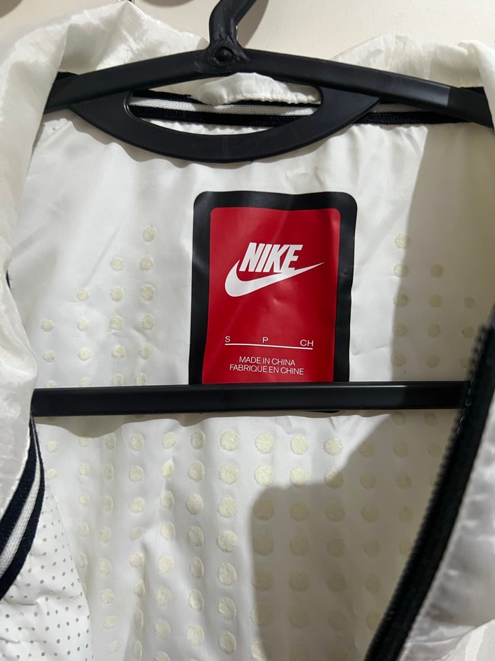 Beyaz Nike Fermuarlı Yağmurluk - Görsel 2