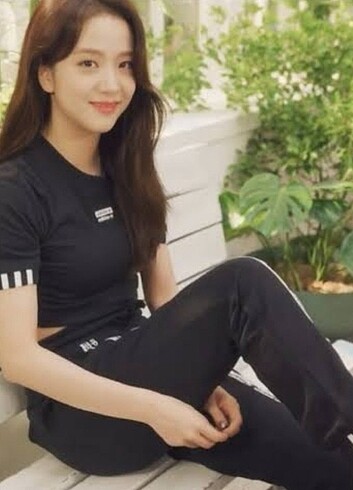 Adidas Jisoo crop tee