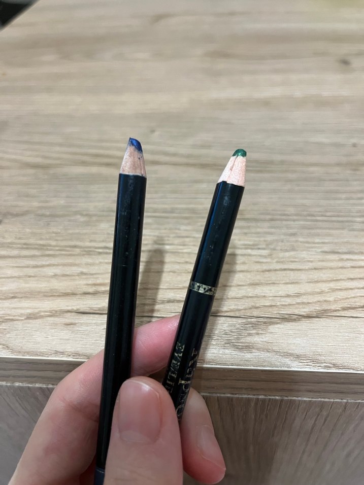 Mavi ve Yeşil Göz Kalemleri - Görsel 2