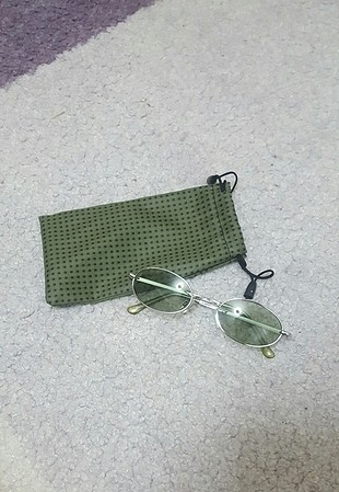 Yeşil camlı güneş gözlüğü