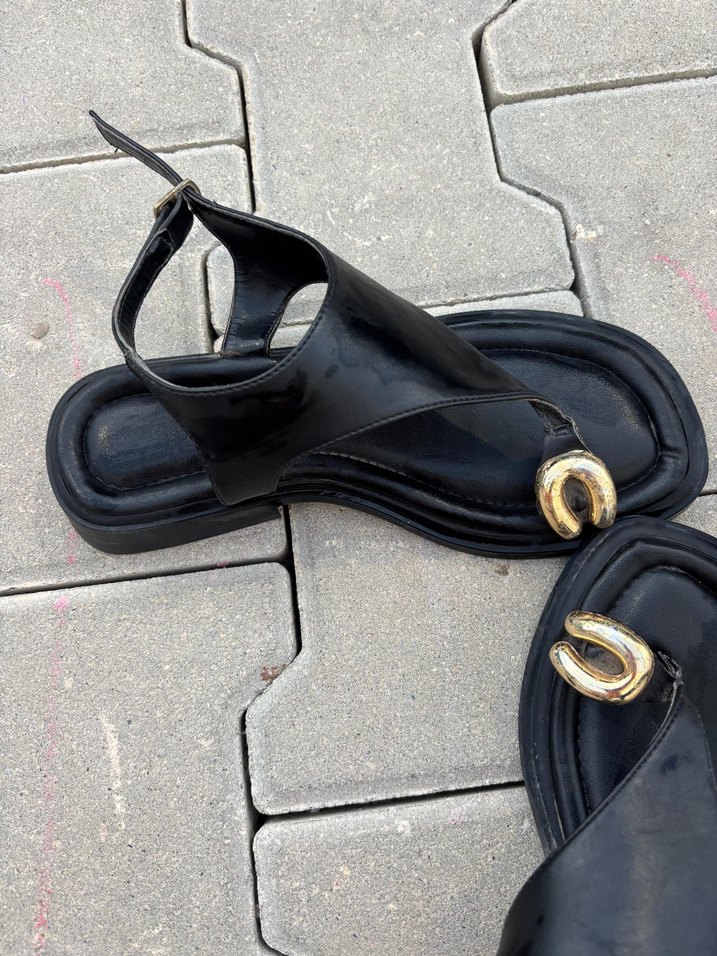 Tokalı Siyah Dolgu Topuklu Kadın Sandalet - Görsel 2