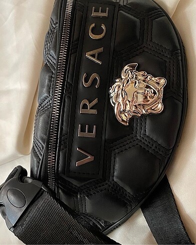 Versace bel çantası.