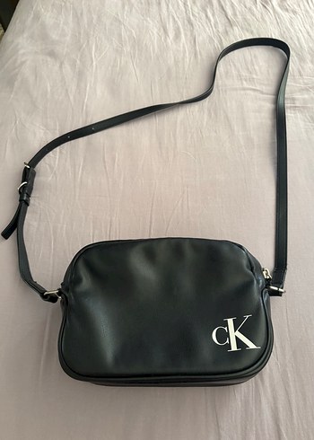 CALVİN KLEİN ASKILI ÇANTA