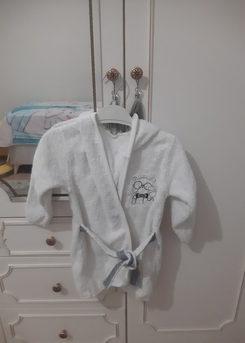 Kapüşonlu Erkek Çocuk Bornozu Gri Baskılı - Görsel 2