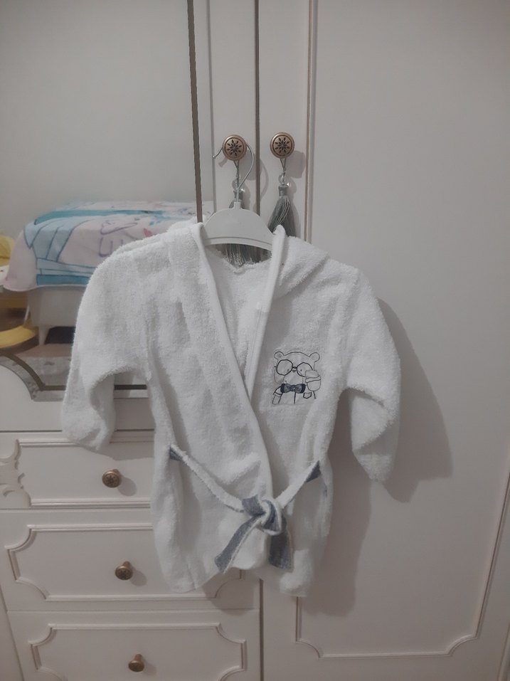 Kapüşonlu Erkek Çocuk Bornozu Gri Baskılı - Görsel 2