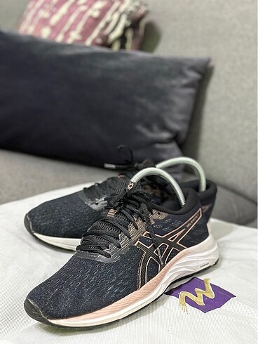 Asics ASICS SİYAH ROSE SPOR AYAKKABI. 39 NUMARA. BREZİLYADAN ALDIM. İH