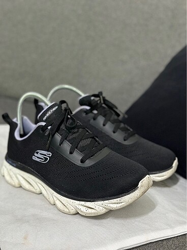 SKECHERS SİYAH MOR AMERİKADAN ALINDI. 39 NUMARA. SIFIRDAN FARKSI