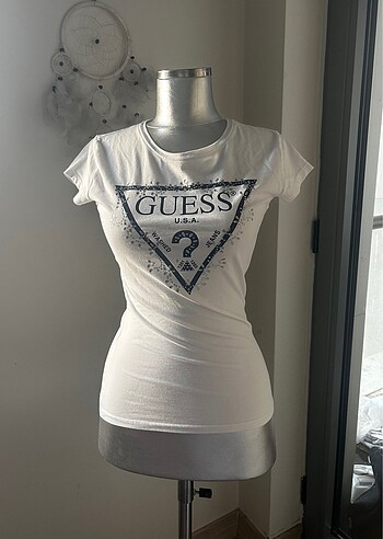 Guess logolu beyaz tshirt