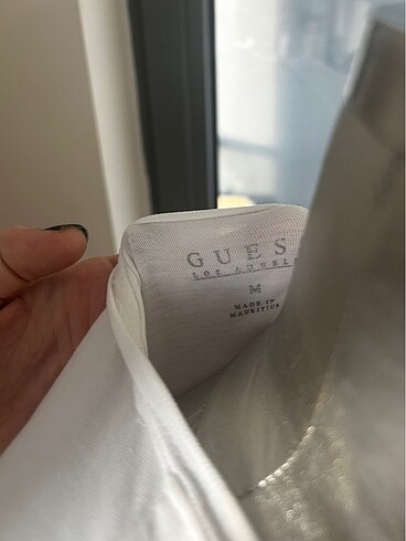 m Beden beyaz Renk Guess logolu beyaz tshirt