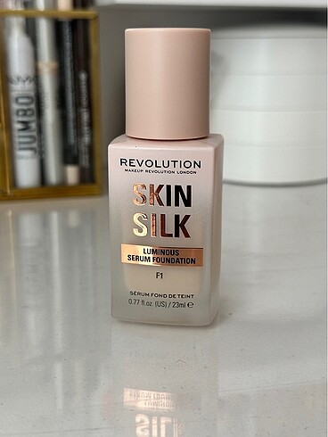 Revolution skin silk fondöten