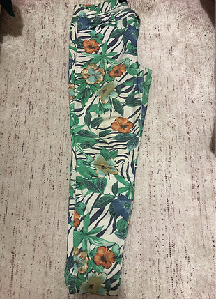 zara - çiçekli yeşil ince kot pantolon