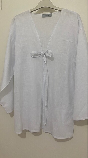 Önü bağcıklı beyaz kimono