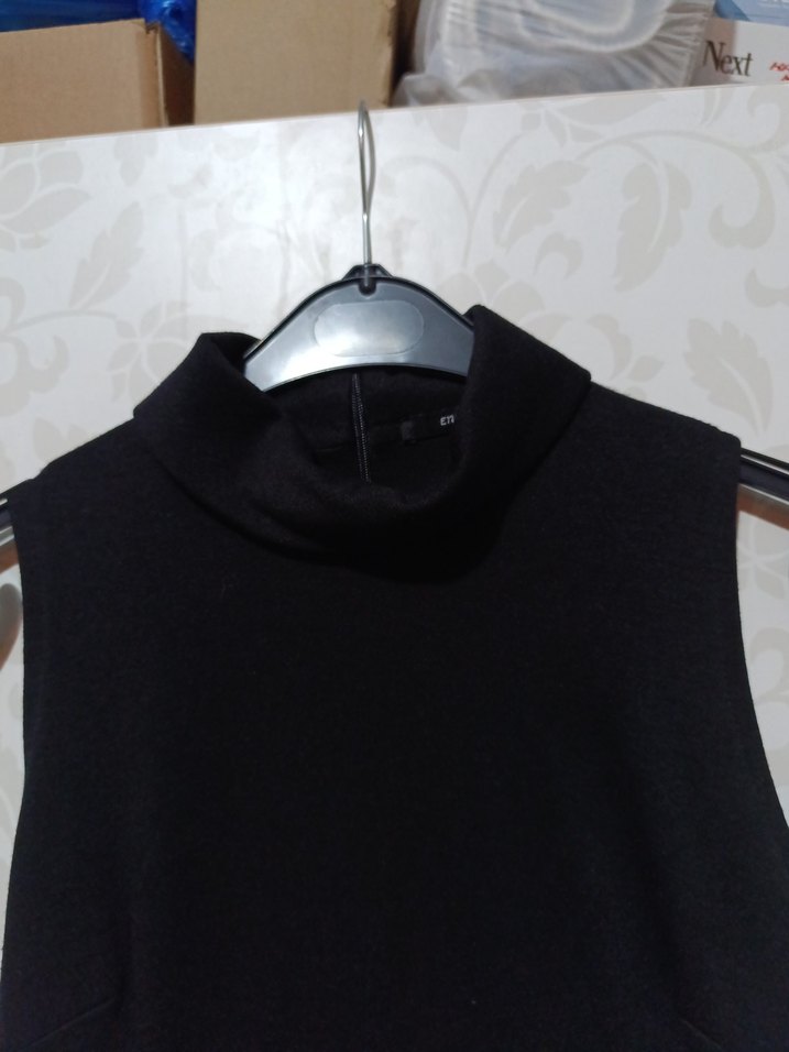 Siyah Yüksek Yakalı Midi Gösterişli Elbise - Görsel 3