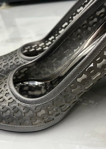 Gri Yılan Desenli Kadın Topuklu Ayakkabı - Görsel 3