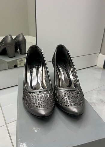 Gri Yılan Desenli Kadın Topuklu Ayakkabı - Görsel 2