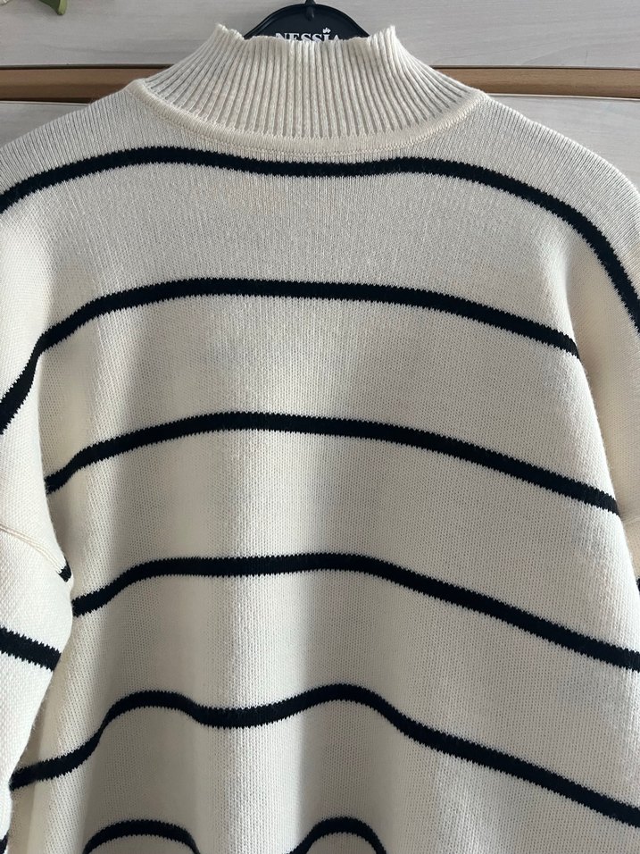 Uzun Kollu Çizgili Boğazlı Triko Kazak - Görsel 2