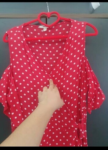42 Beden kırmızı Renk Fahriye Evcen kırmızı puantiyeli koton elbise