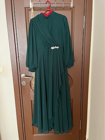 Yeşil sifon kumaşlı elbise